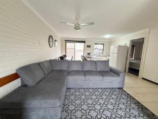 Cameo Court 1 - 9