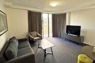 City Lights Escape 2BR near South Bank - 9