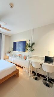Condo near airport with pool and Balcony - 8