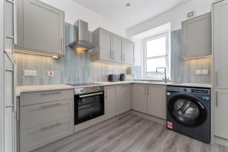 Johnstone 3BR Spacious flat with free Parking - 6