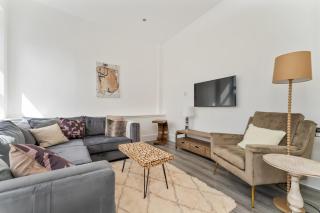 Johnstone 3BR Spacious flat with free Parking - 0