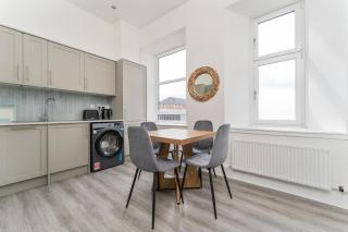 Johnstone 3BR Spacious flat with free Parking - 4