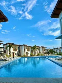 TROPICAL ESCAPE Cozy Abode Minutes from the Pool - 2