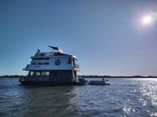 Luxury Houseboat - Drift Flotel - 9