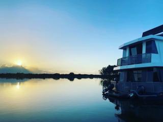 Luxury Houseboat - Drift Flotel - 3