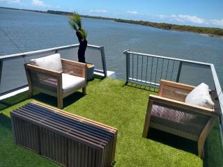 Luxury Houseboat - Drift Flotel - 8