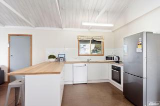 Beach Cottage - One Street to Beach Recently Renovated Holiday Home - 3