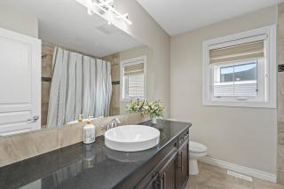 Elizabeths Oasis Luxury Retreat in West Edmonton - 6