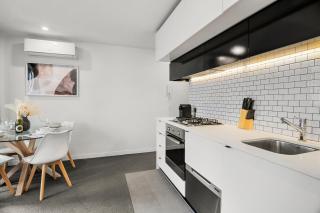 Elegant Central 2BR CBD Apt Free Tram with Pool - 6