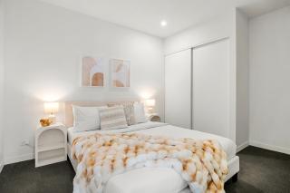 Elegant Central 2BR CBD Apt Free Tram with Pool - 2