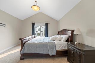 Elizabeths Oasis Luxury Retreat in West Edmonton - 8