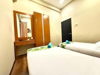 Top Floor, Mountain, Sunrise & Bee farm view , Hilltop Hotel Apartment In Cameron Highlands - 1