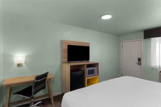 Days Inn by Wyndham Pratt - 1