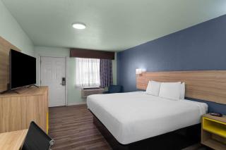 Days Inn by Wyndham Pratt - 2