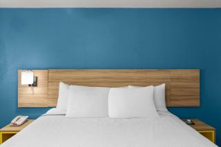 Days Inn by Wyndham Pratt - 2