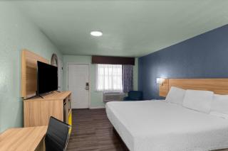 Days Inn by Wyndham Pratt - 1