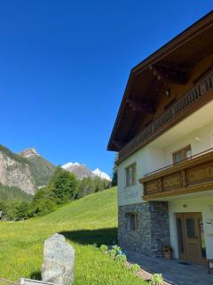 Ferienhaus Alpenblick, ganzes Ferienhaus, 5 Zi, 4 Bäder, gratis Parkplatz, Sonnenterrasse - 0