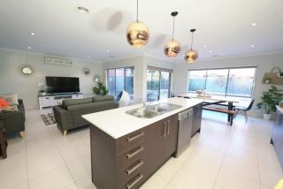 Designer Decor Home with 8Beds at Williams Landing - 5