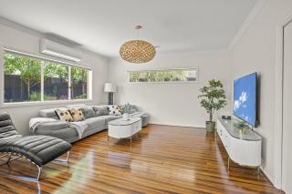 StayAU 4BRM Chic Urban Retreat - 1
