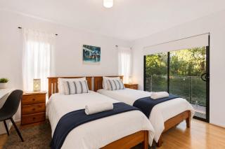 Treetops-Large Home 9km to CBD Sleeps 10 - 6