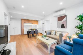 StayAU Spacious 2BR Stunning Sunset Views - Box Hill - 9