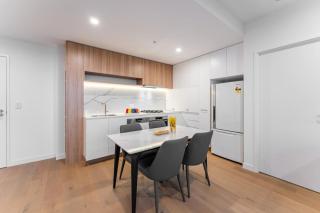 StayAU Spacious 2BR Stunning Sunset Views - Box Hill - 5
