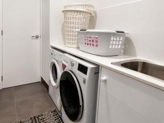 Treetops-Large Home 9km to CBD Sleeps 10 - 3
