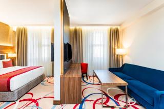 Ramada Hotel & Suites by Wyndham Yerevan - 4