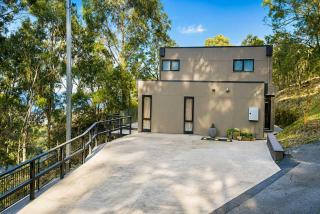 Treetops-Large Home 9km to CBD Sleeps 10 - 1