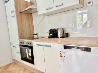 Stylish Apartment with Balcony near Center - 8