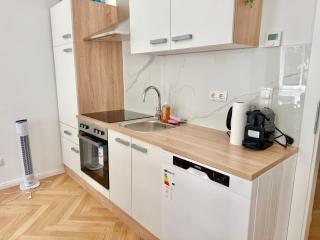 Stylish Apartment with Balcony near Center - 4