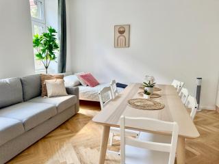 Stylish Apartment with Balcony near Center - 5