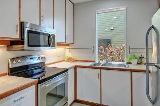 Lake Union Waterfront 2BR Large Balcony Sleeps 6 - 3
