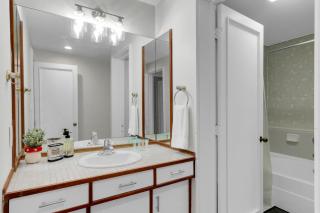 Walk to Fred Hutch 2BR Suite with Parking - 6