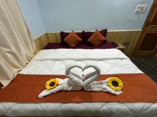 Hill Ice Guesthouse & Cafe - Mountain View & Balcony, Tosh - 2