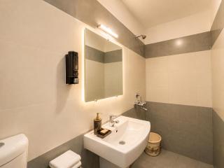 SEMAYRA HOTEL - Sea View Rooms - New Marine Drive Rd - Parking, Restaurant, Free Wi-fi available - 5