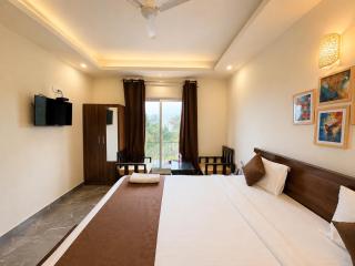 SEMAYRA HOTEL - Sea View Rooms - New Marine Drive Rd - Parking, Restaurant, Free Wi-fi available - 3