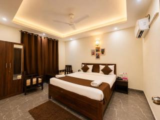 SEMAYRA HOTEL - Sea View Rooms - New Marine Drive Rd - Parking, Restaurant, Free Wi-fi available - 1