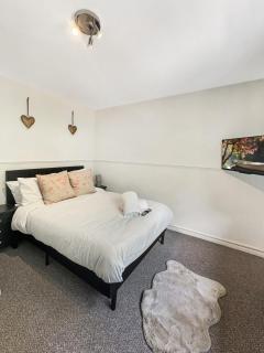 Sleeps 8 3 bed Mapperley with Garden & Driveway - 7