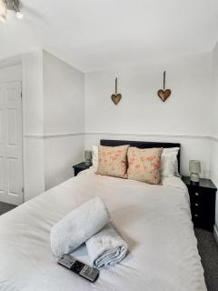 Sleeps 8 3 bed Mapperley with Garden & Driveway - 3