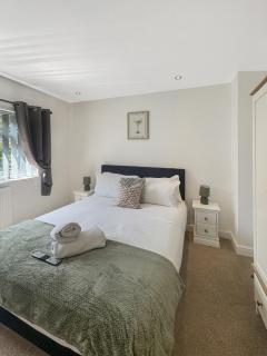 Sleeps 8 3 bed Mapperley with Garden & Driveway - 1