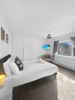 Sleeps 10 4 bed Ripley with Garden & Driveway - 0