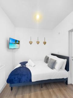 Sleeps 10 4 bed Ripley with Garden & Driveway - 7