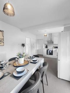 Sleeps 10 4 bed Ripley with Garden & Driveway - 2