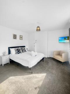Sleeps 10 4 bed Ripley with Garden & Driveway - 5