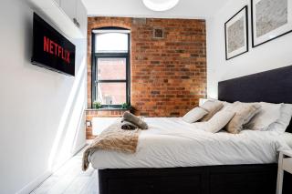 Central Leeds 2BedApt - Exposed Brick & Pool Table - 9