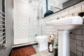 Central Leeds 2BedApt - Exposed Brick & Pool Table - 5