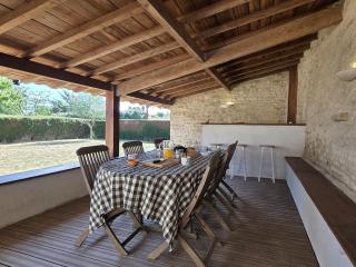 Ô Nid d'Hirondelle maison conviviale en pierres avec préau d'été - 6