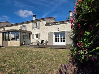 Ô Nid d'Hirondelle maison conviviale en pierres avec préau d'été - 0