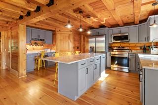 Stunning & Spacious Log Cabin in the Woods - 8